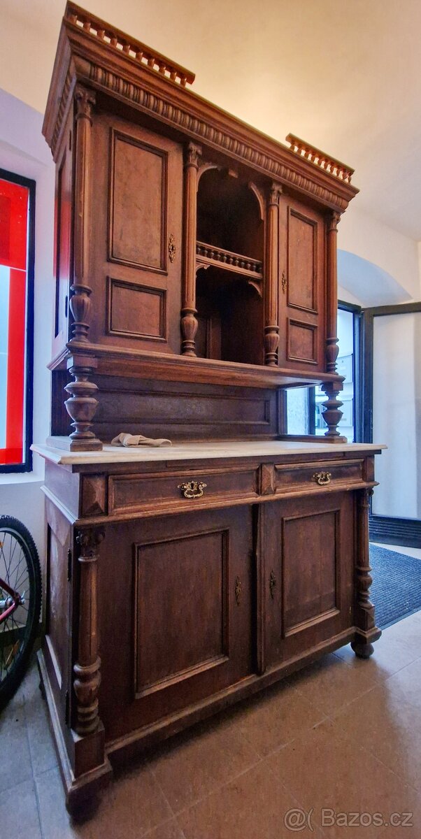 starožitný příborník