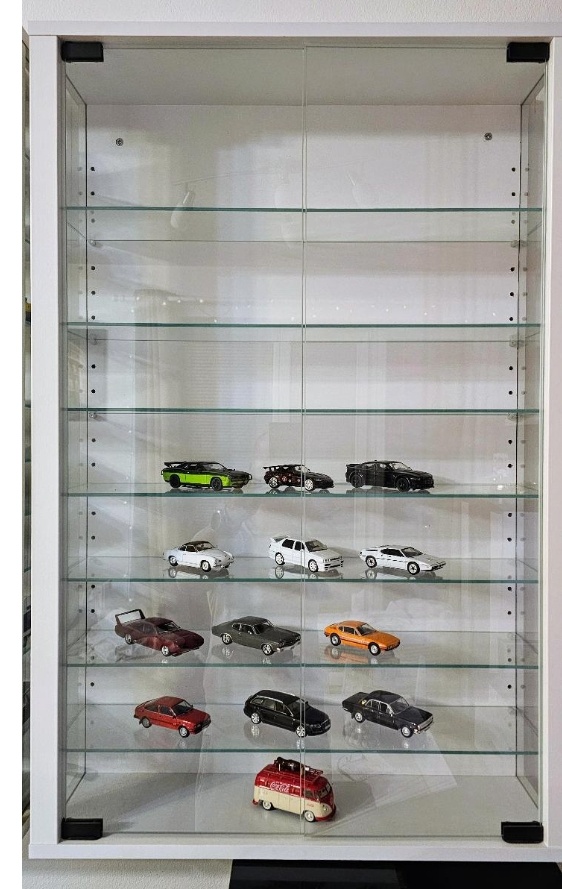 Prodám 2 ks vitríny na modely aut