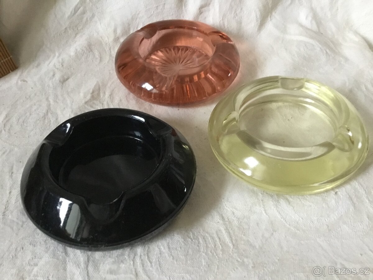 masivni dobovy popelnik 5 druhu