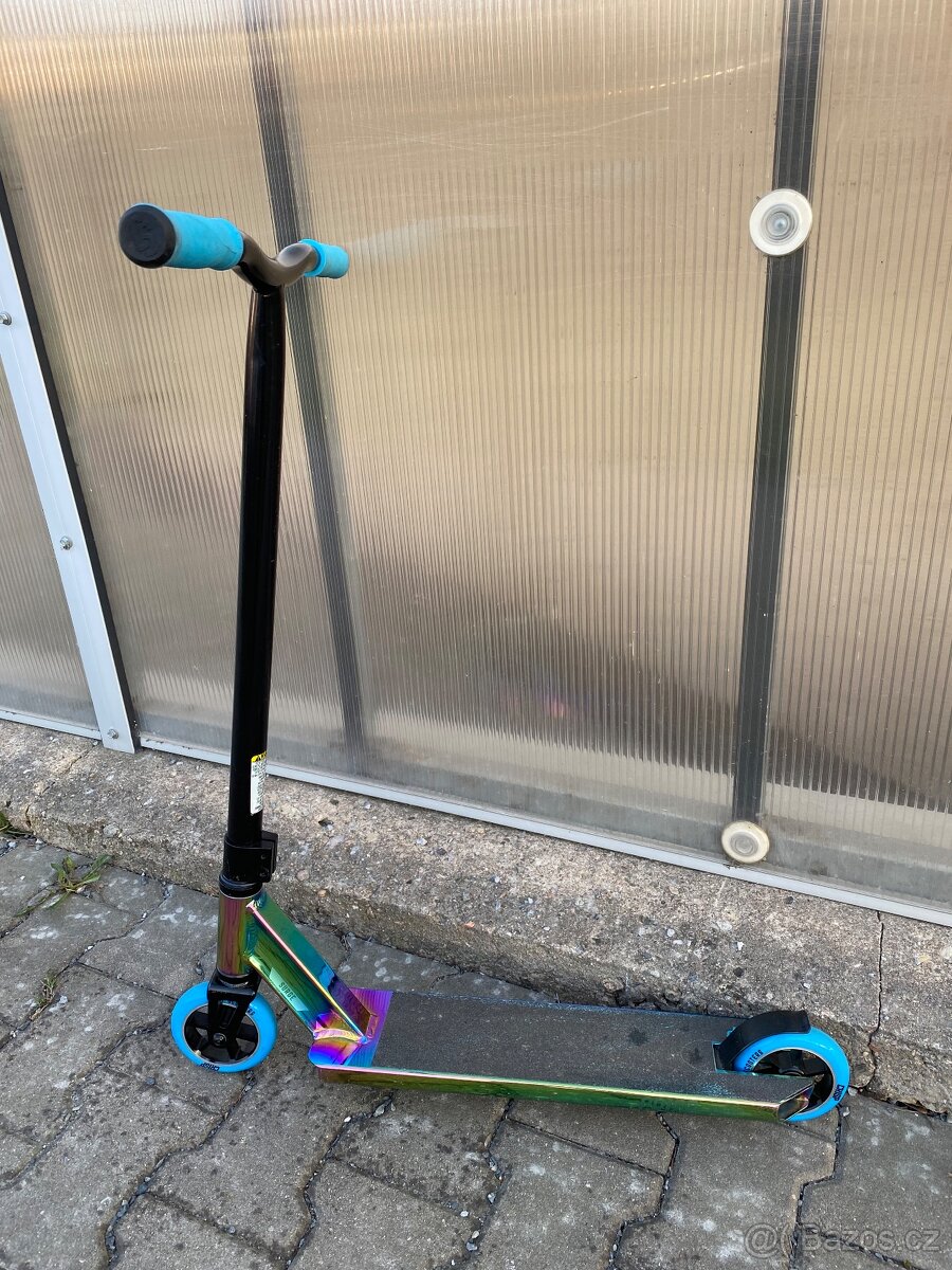 Freestyle koloběžka Crisp Surge + Scate helma