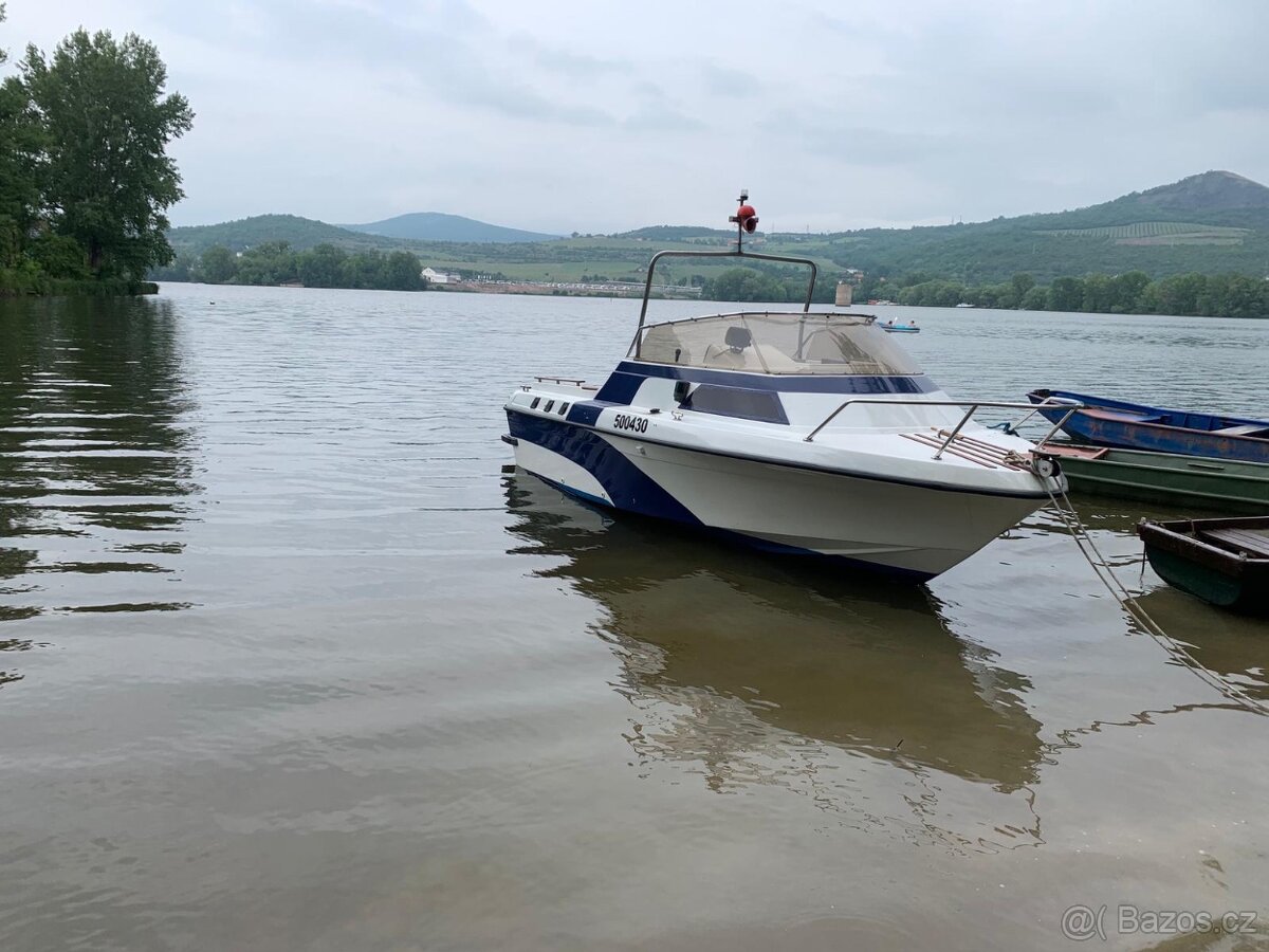 Motorový člun s motorem Volvo Penta