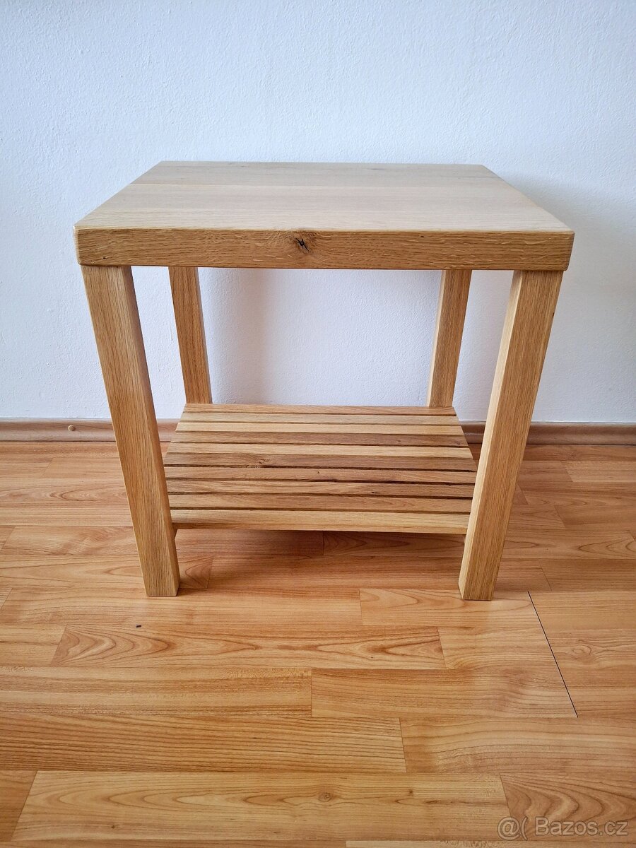Stolek masivní dub