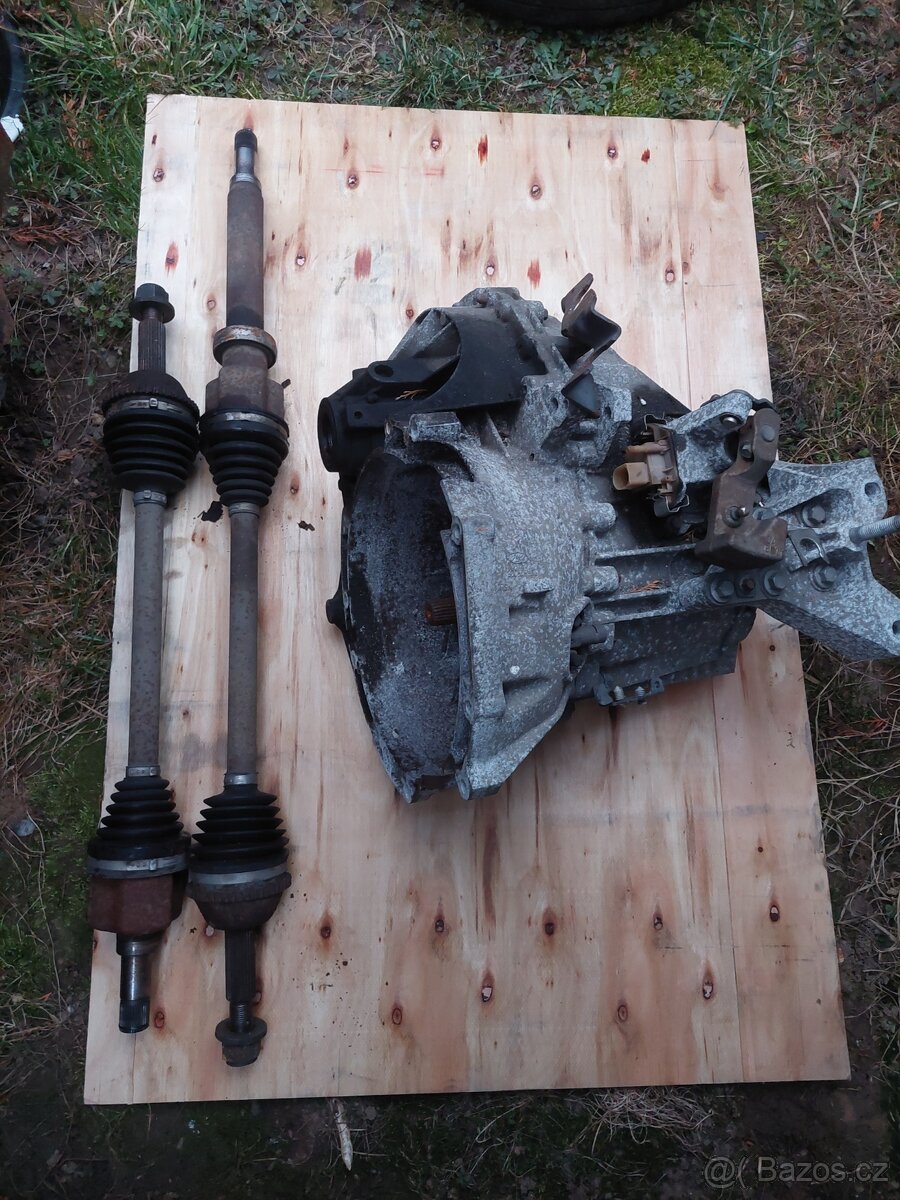 Ford transit 2,2 převodovka a poloosy. Najeto 200tis.km