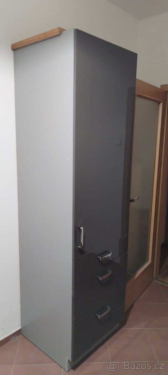 Kuchyňská potravinová skříň Grey 60 DKS-210 3S 1F