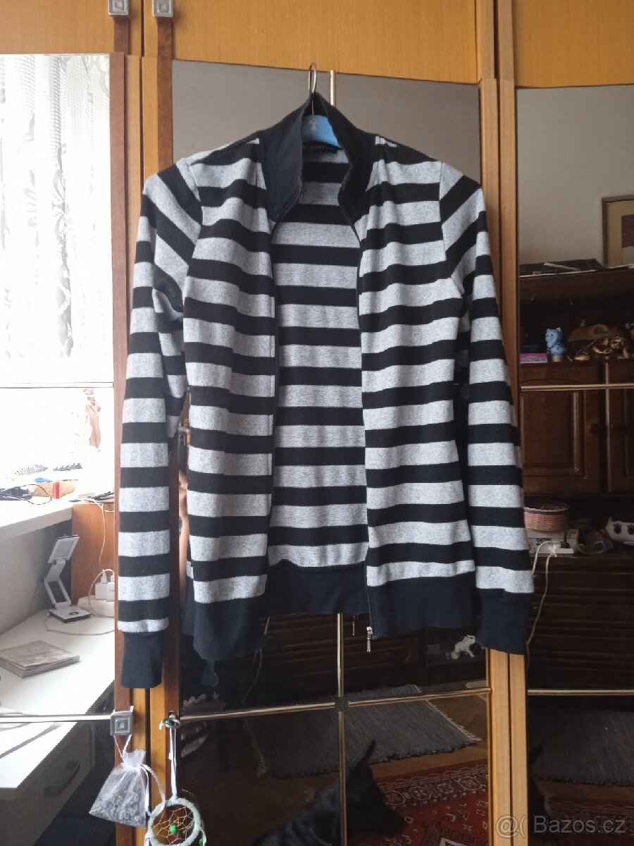 Dívčí svetřík