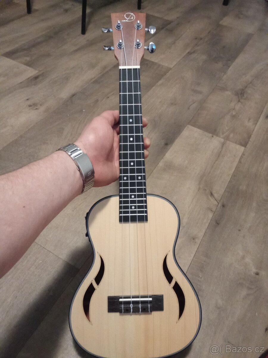 Elektroakustické ukulele Dimavery s obalem