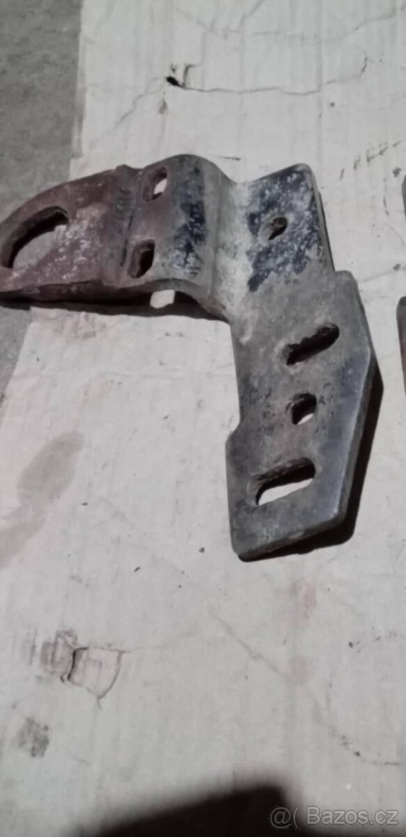 ARO 243 držák ochraného rámu.