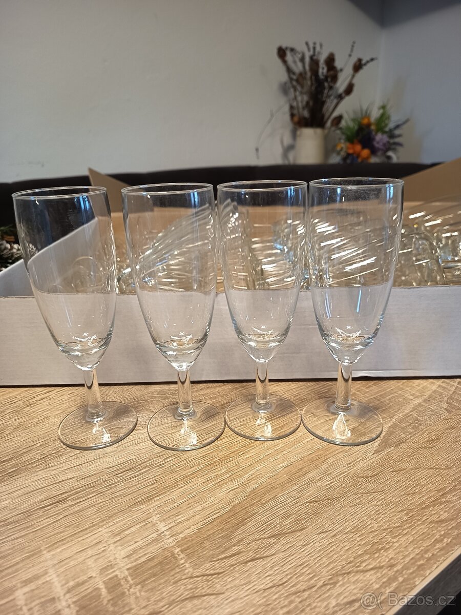 Skleničky na šampaňské – 45 ks – vše za 1000 Kč