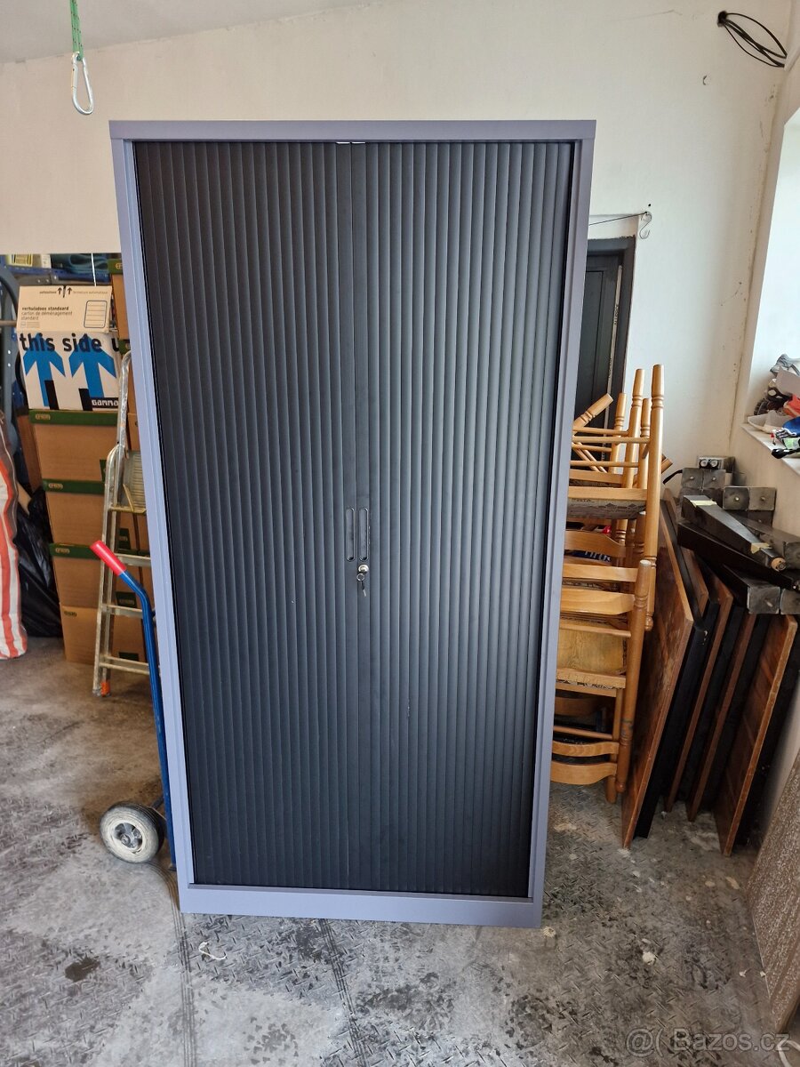 Kovová skříň s roletovými dveřmi