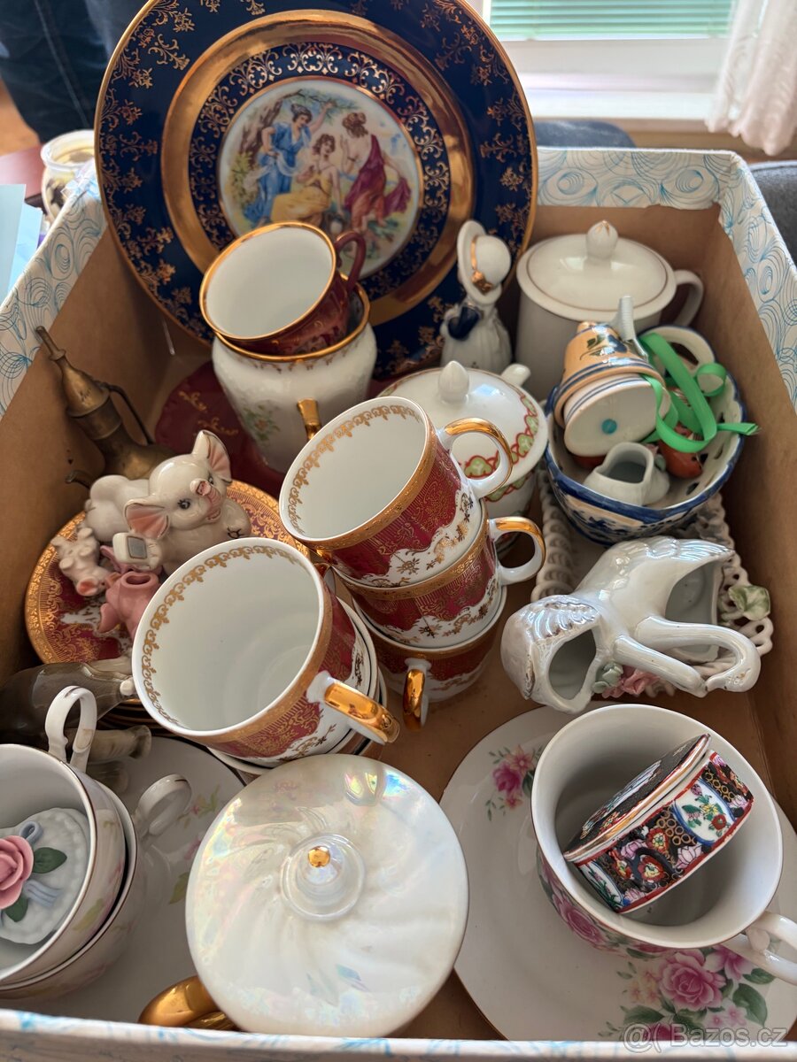 Mix porcelánu - šálky, talířky,…