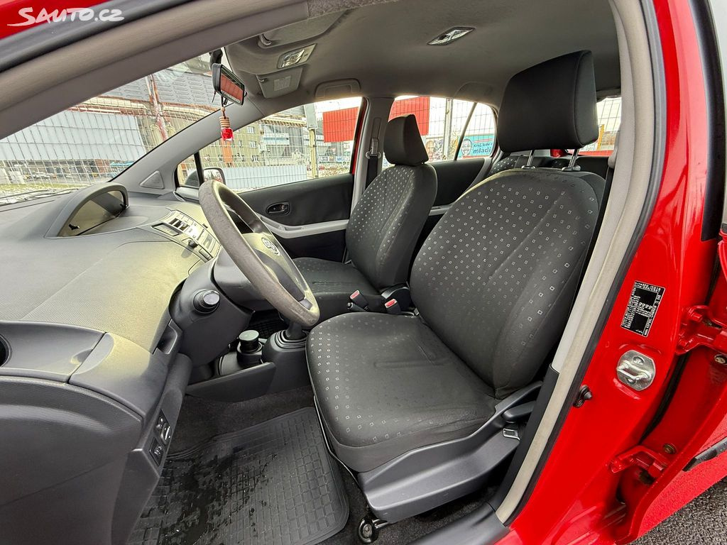 Prodám Toyota Yaris 1.0 VVT-i, benzín,