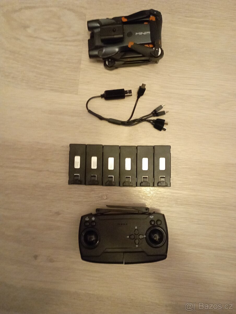 Skládací dron s kamerou rozbalený