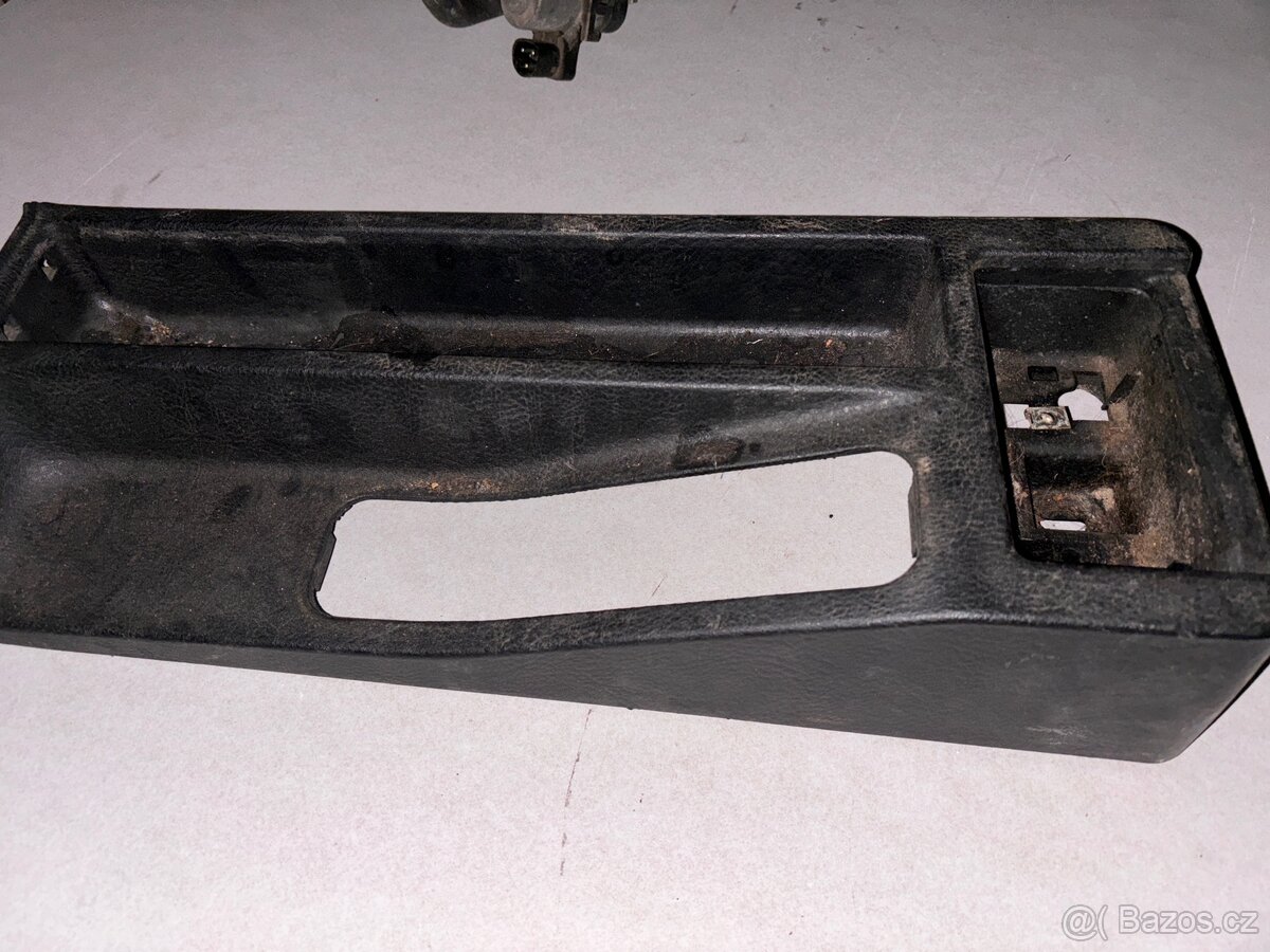 BMW E36 sedan - středový tunel