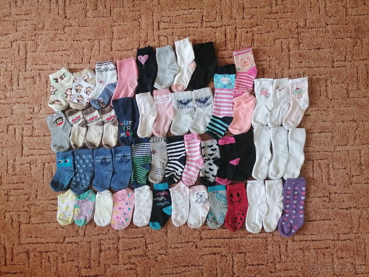 Dětské ponožky (50 párů) a košilky (7 ks)