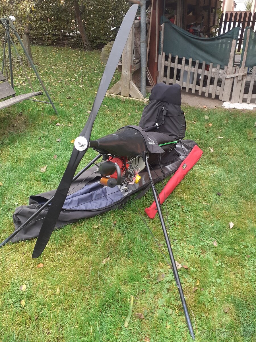 Postroj na rogalo s pomocným motorem