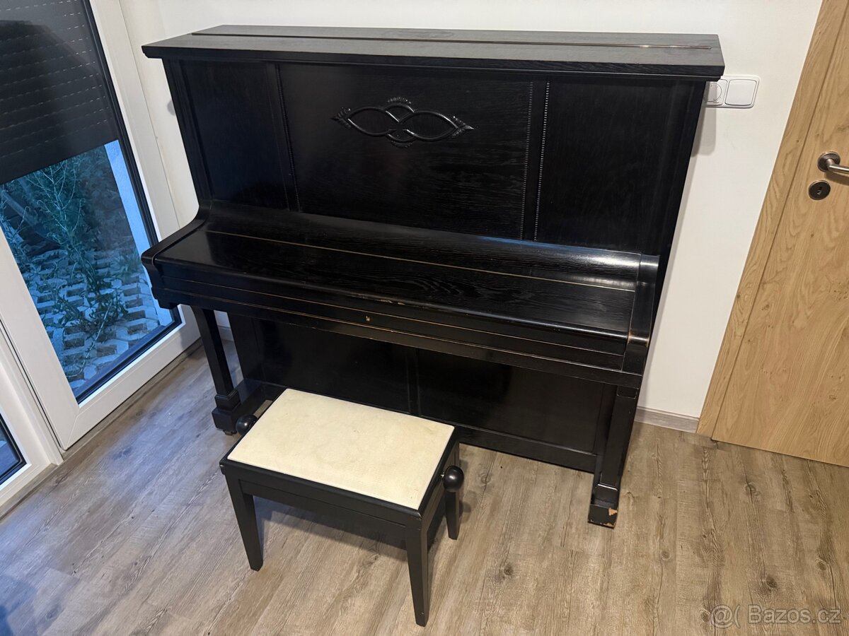 Piano PETROF