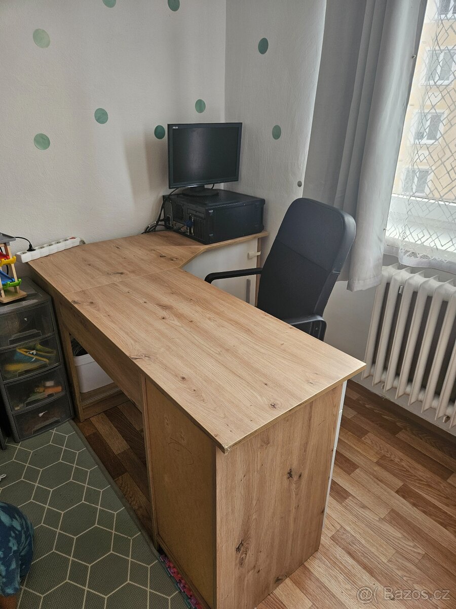 Pravý rohový stůl