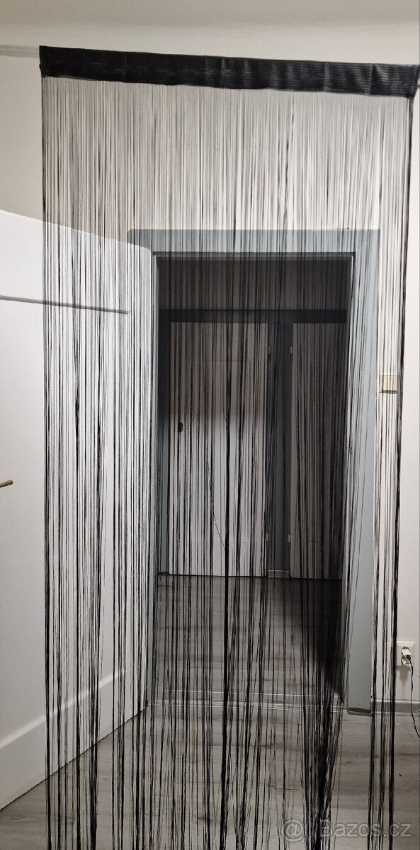 Provázková záclona černé barvy 100x250cm