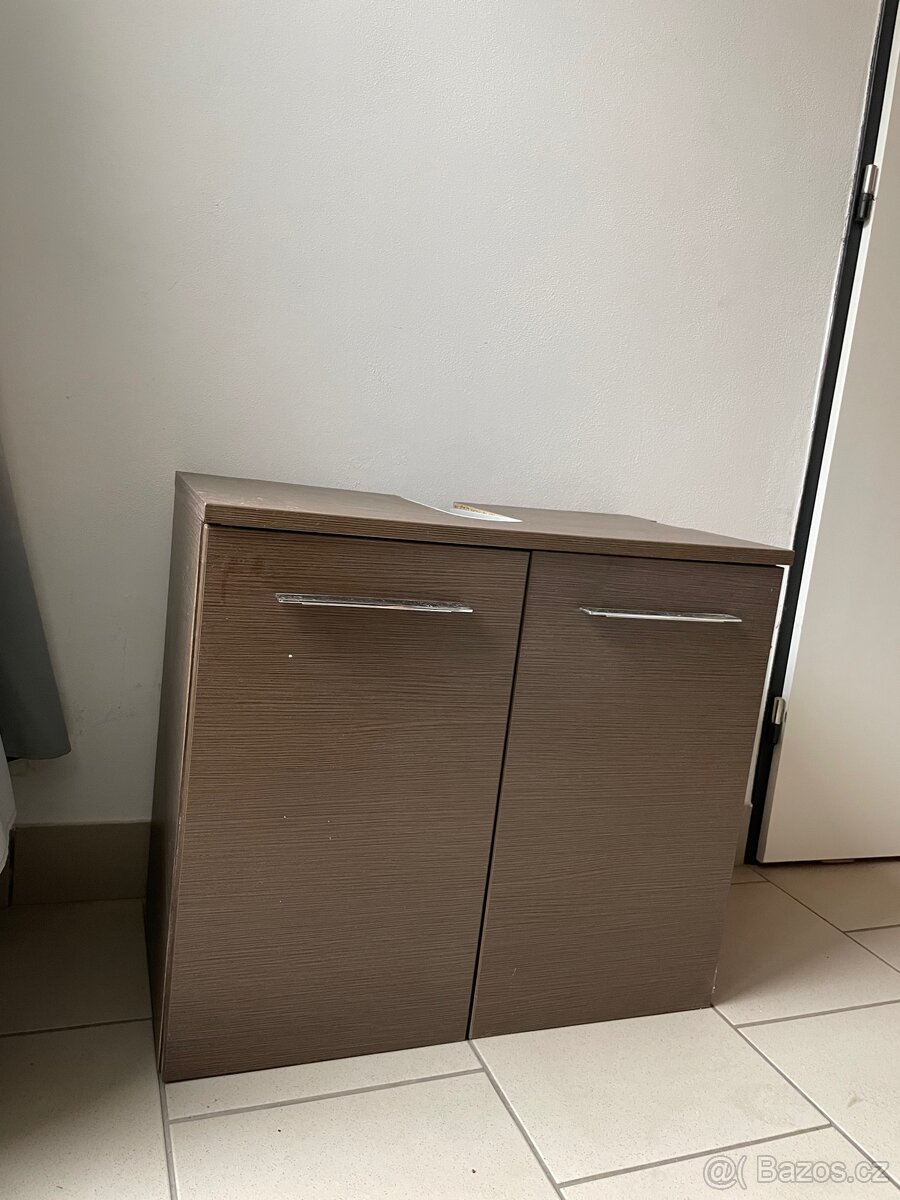 Koupelnové skříňky – pod umyvadlo + 2 závěsné