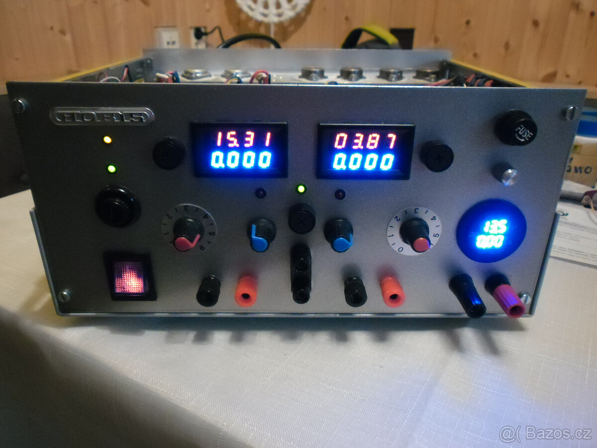 Laboratorní trojitý zdroj