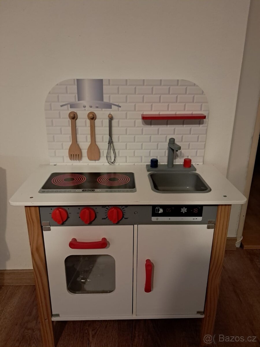 Dětská kuchyňka s příslušenstvím
