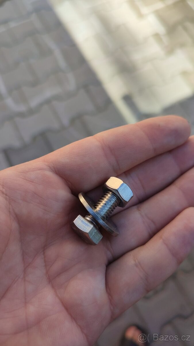 Prodám šrouby m820 mm