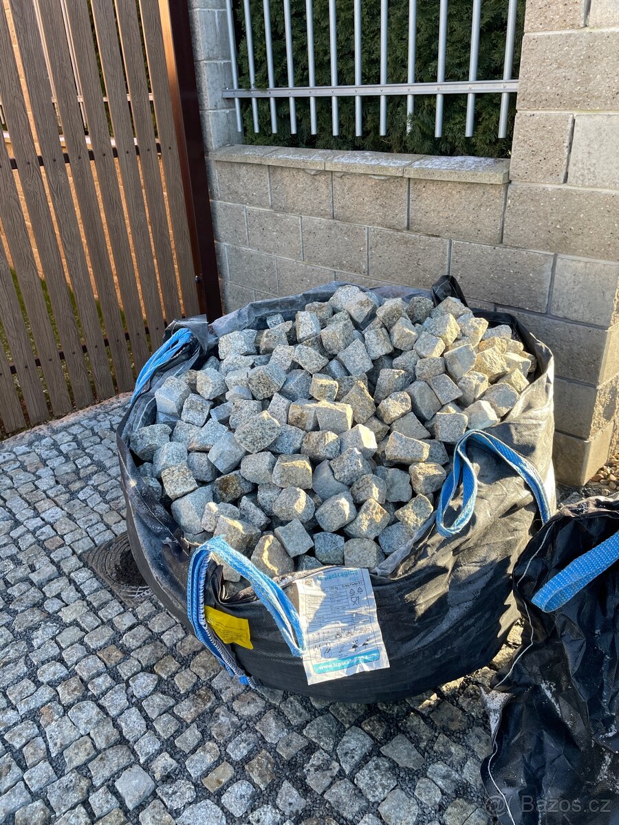 Žulové hrubozrnné kostky