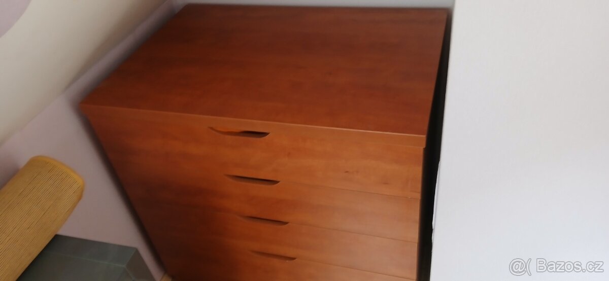 Komoda, stůl, skříňky