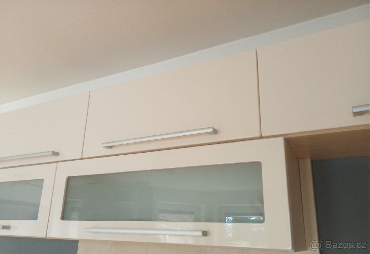 Nábytková dvířka slonová kost lesk, včetně úchytek