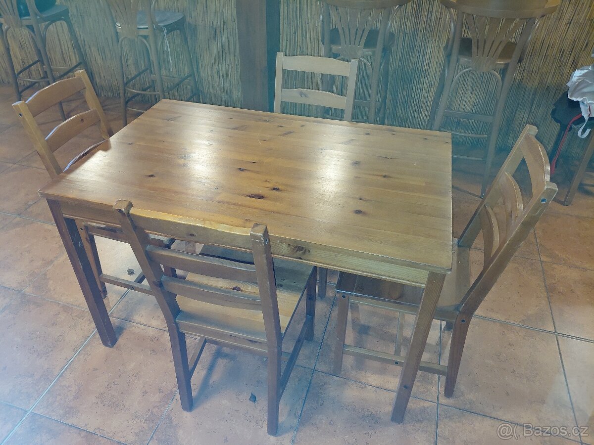 interiérový stůl a židle