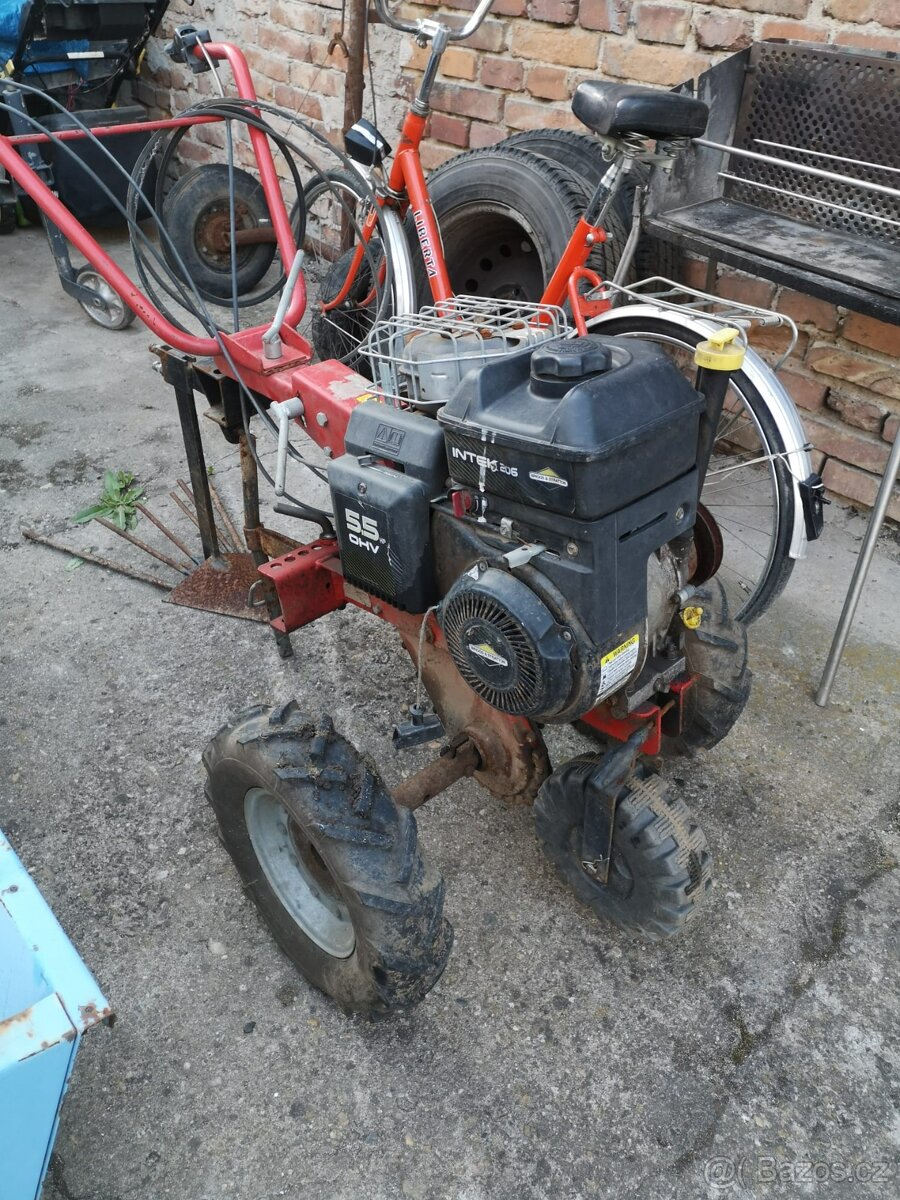 Kultivátor Hecht s vozíkem