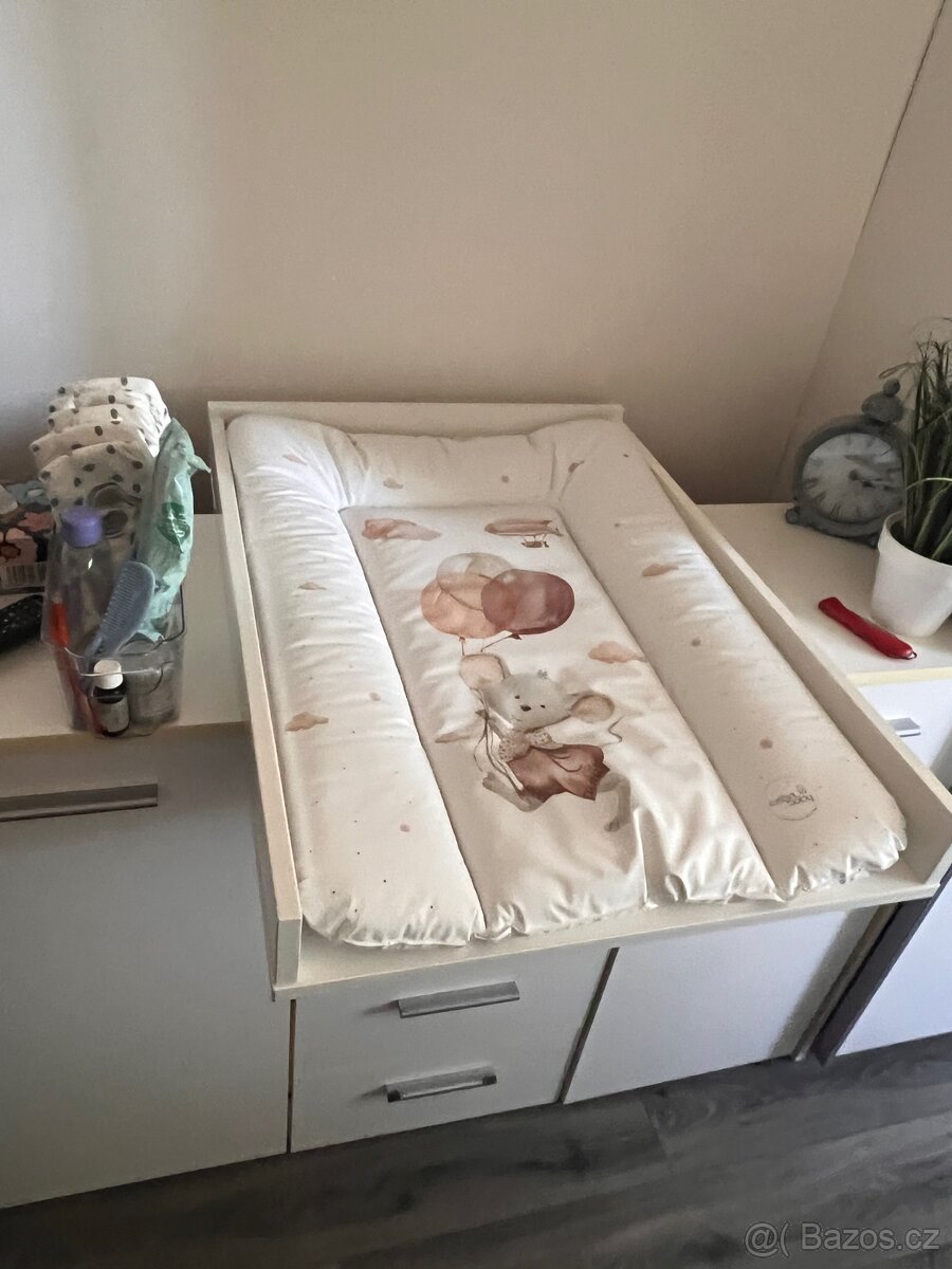 Přebalovací pult na komodu