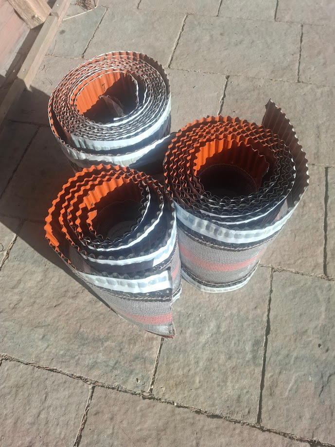 HŘEBENOVÝ nárožní PÁS samolepící cihlový šíře 310mm-za pivo