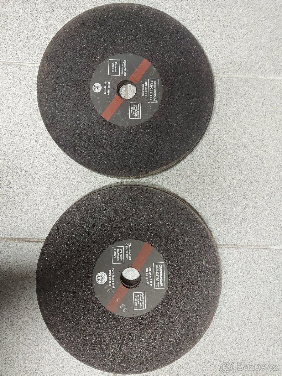 Řezný kotouč Carborundum 300x3.2x32 (3ks ocel + 6ks litina)