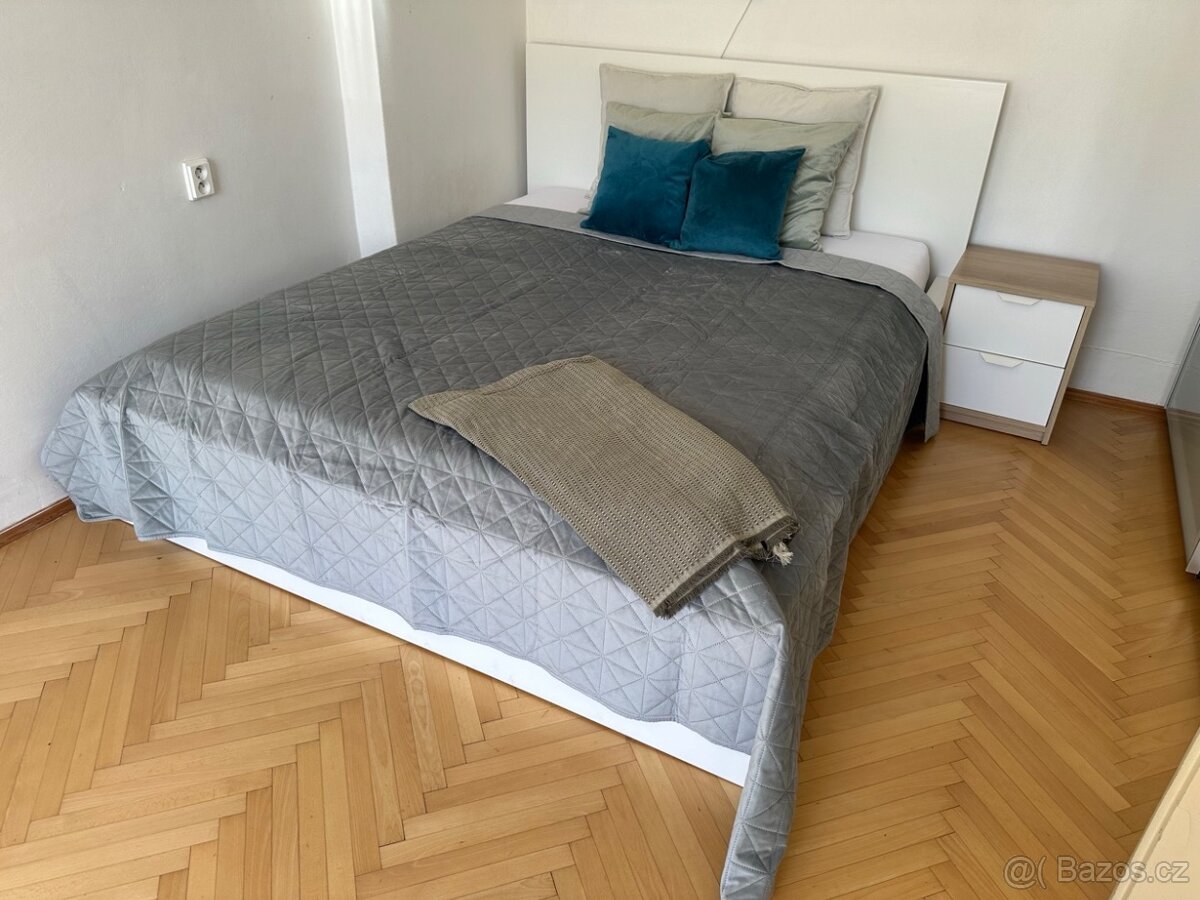 Bílá manželská postel Malm 160cm s otevíracím úl. prostorem
