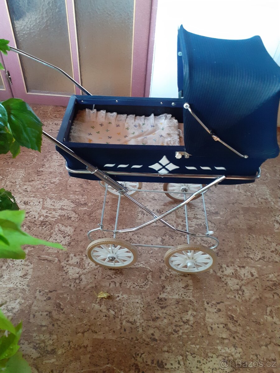 Kočárek pro panenky
