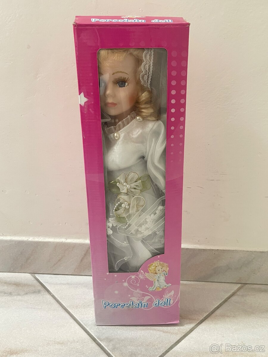 Nová porcelánová panenka nevěsta.