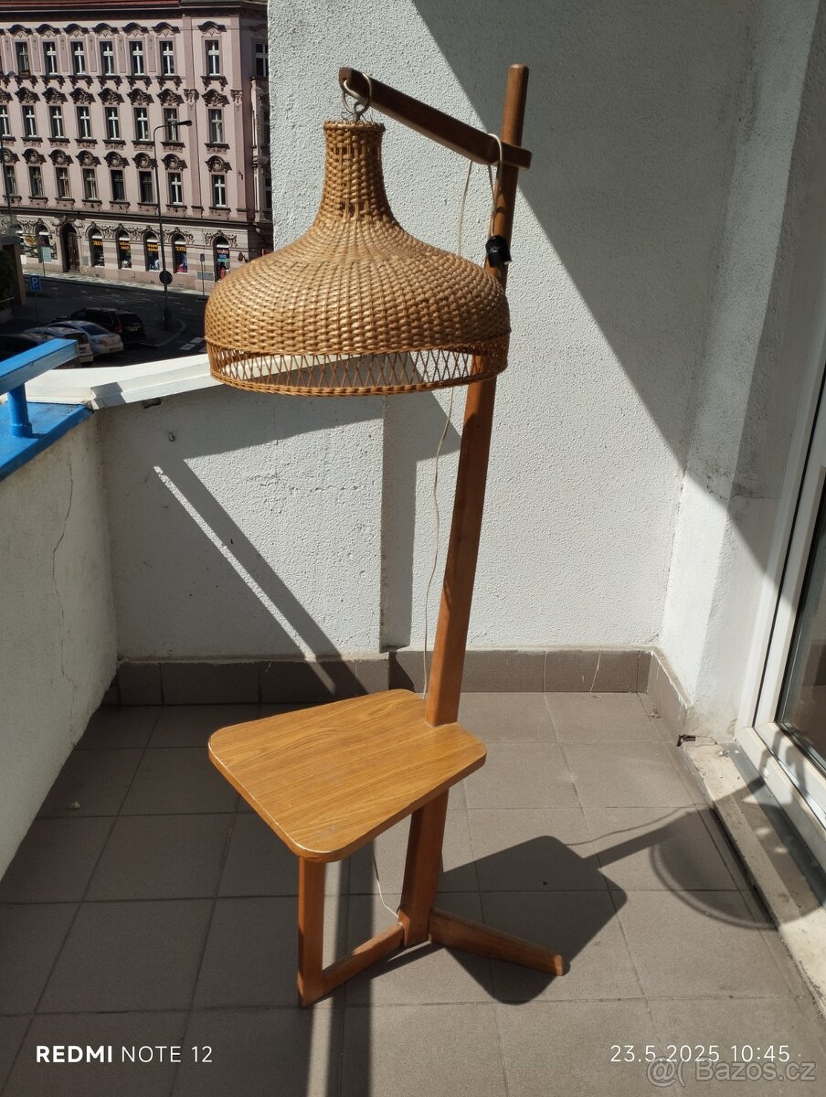 Stojací lampa - dřevěná