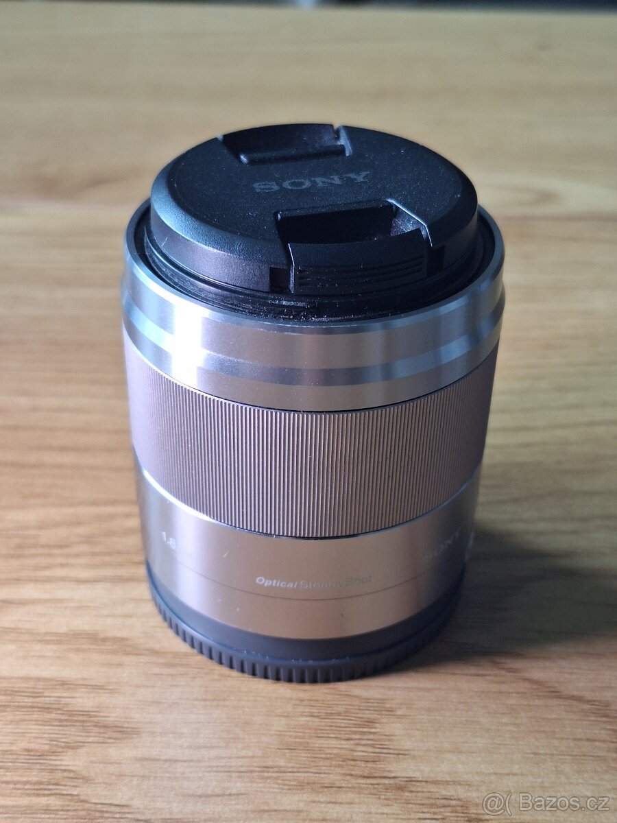 Objektiv Sony E 50mm f/1.8 OSS – stříbrná verze (SEL50F18)