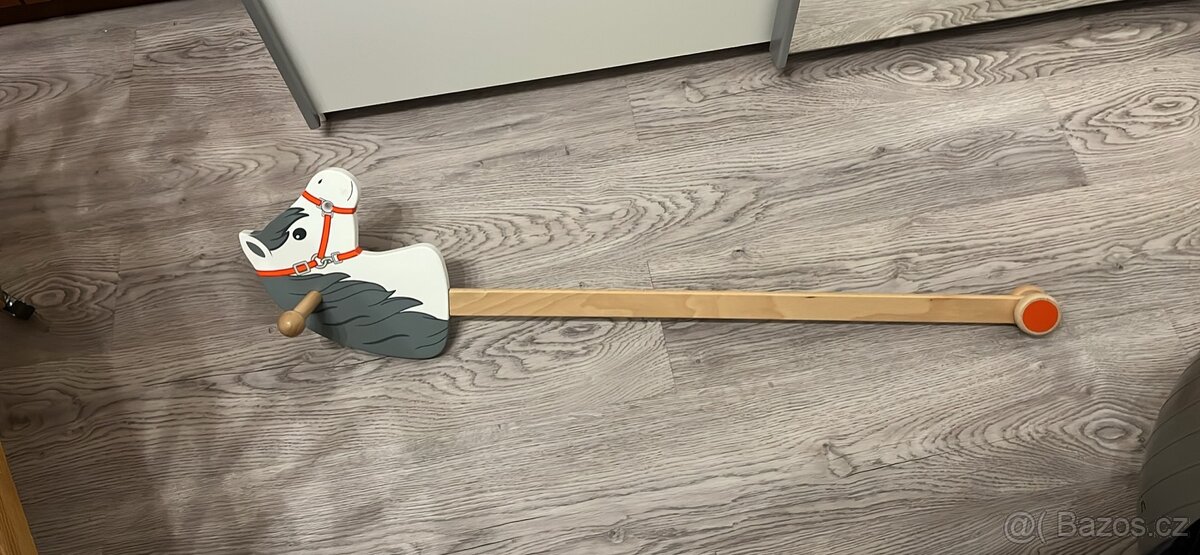 Dřevěný kůň na tyči