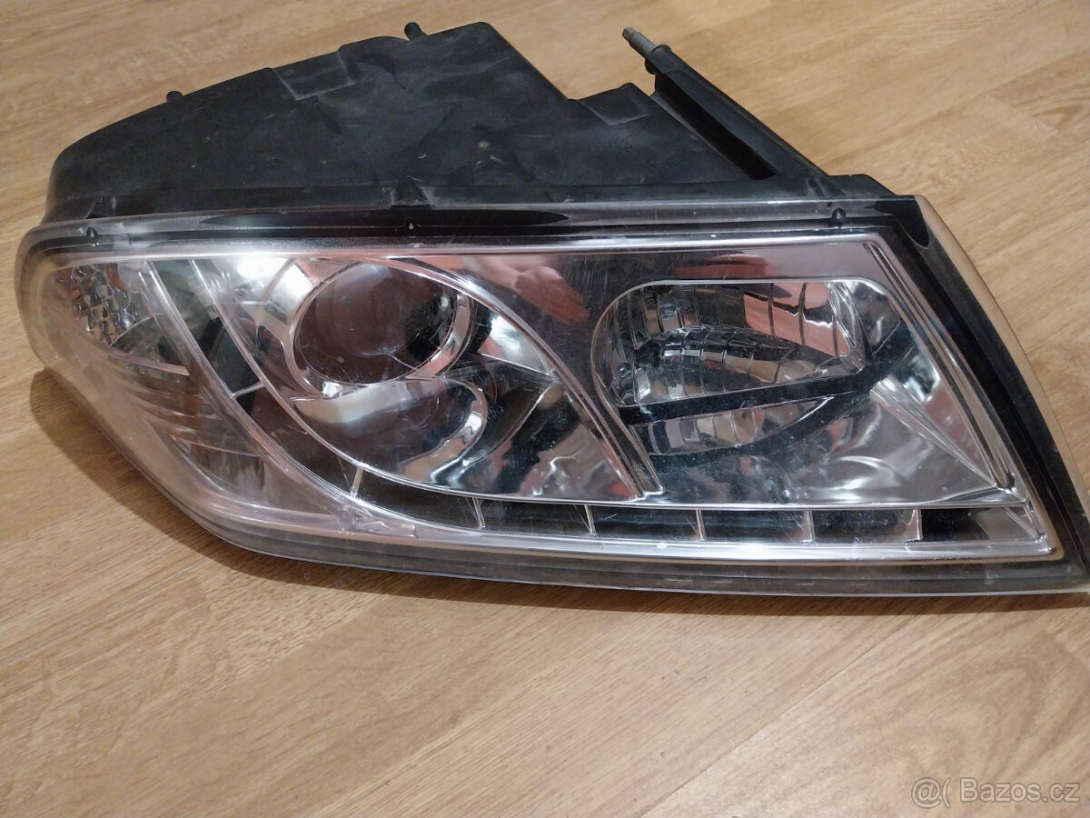Levý xenonový světlomet pro Octavia II