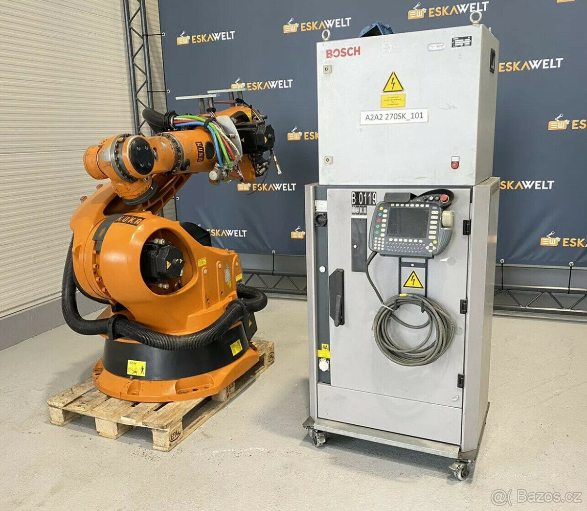 Průmyslový robot KUKA KR210 s řídicí jednotkou KRC2, rok výr