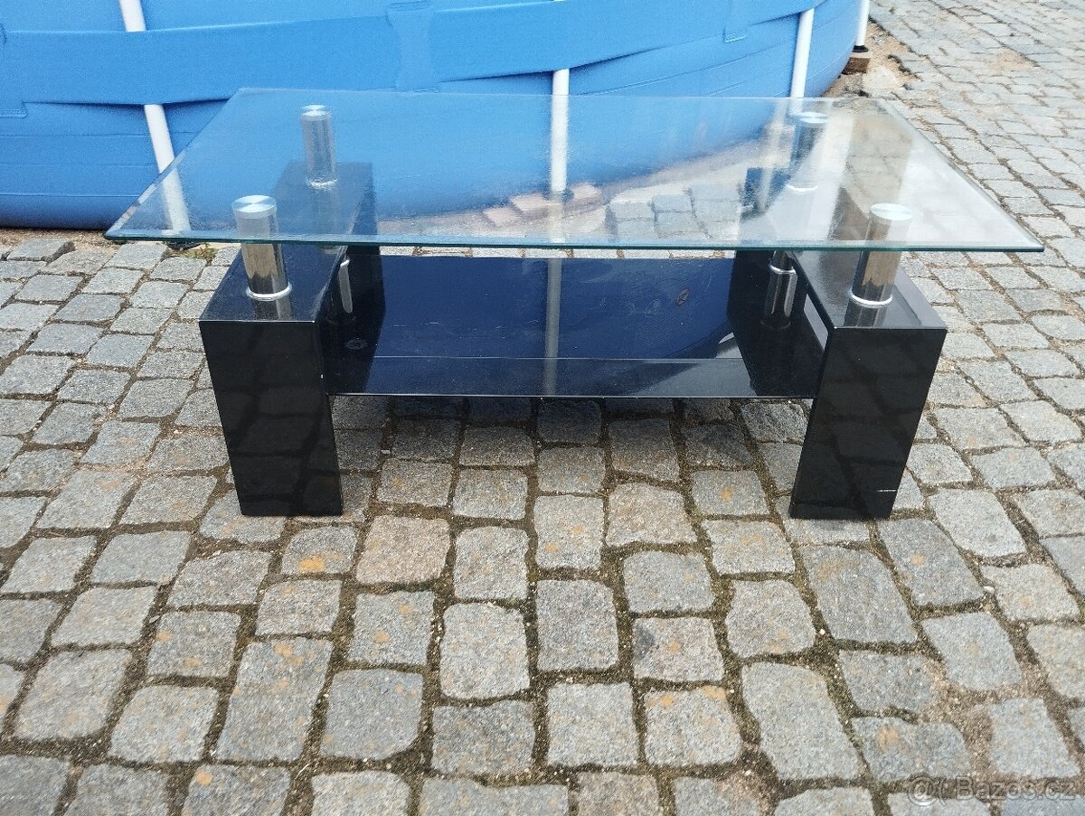 Skleněný stůl