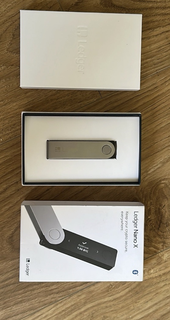 Hardwarová peněženka Ledger Nano X (Bitcoi,..)