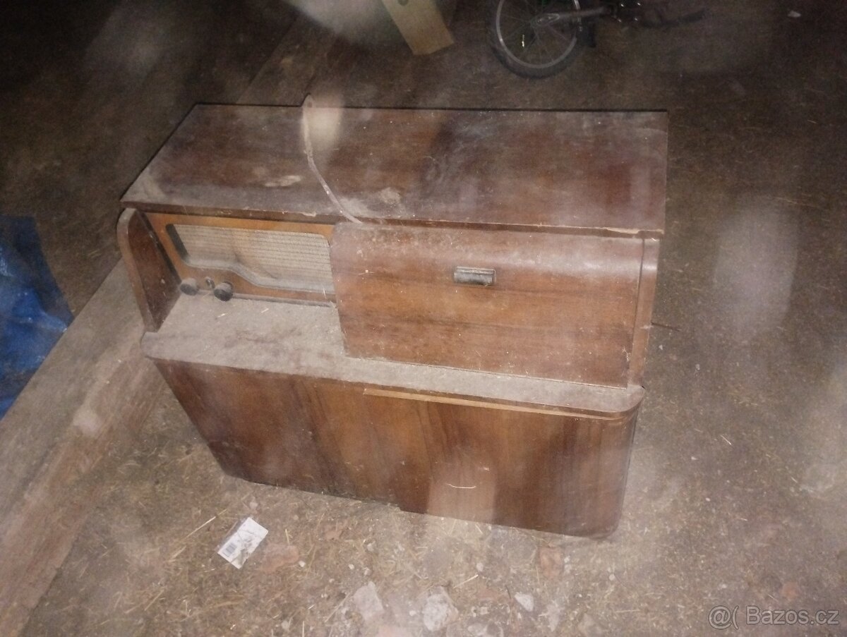 Starý Gramofon a rádio v celku