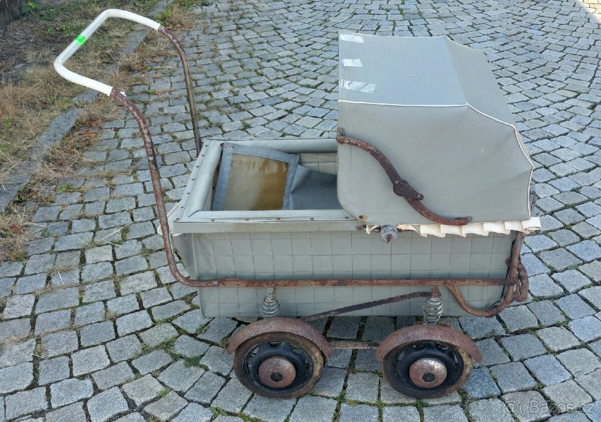 Starožitný kočárek