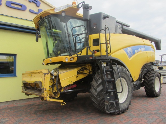 Sklízecí mlátička NEW HOLLAND CX8070