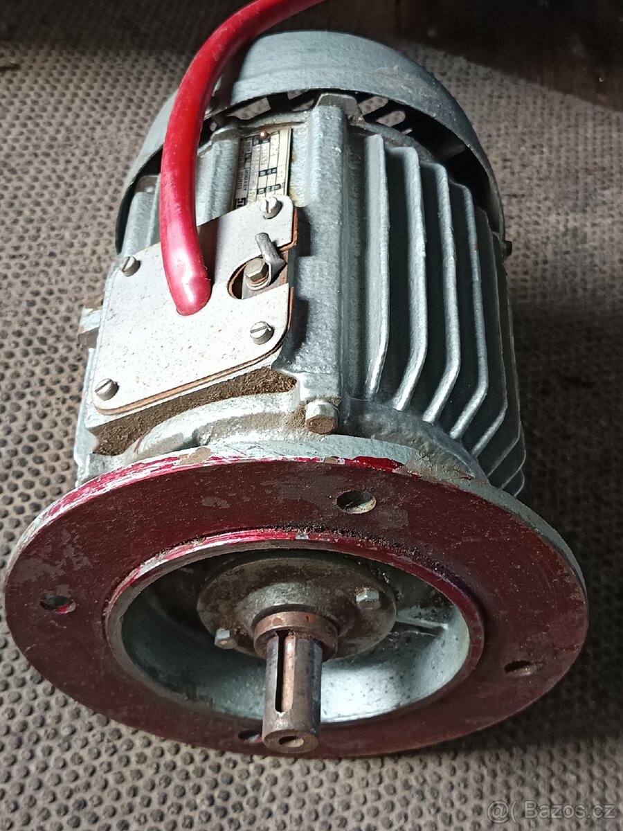 Elektromotor přírubový
