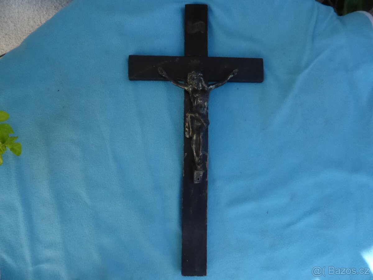 Ježíš na kříží - starý dřevěný křížek - litá soška