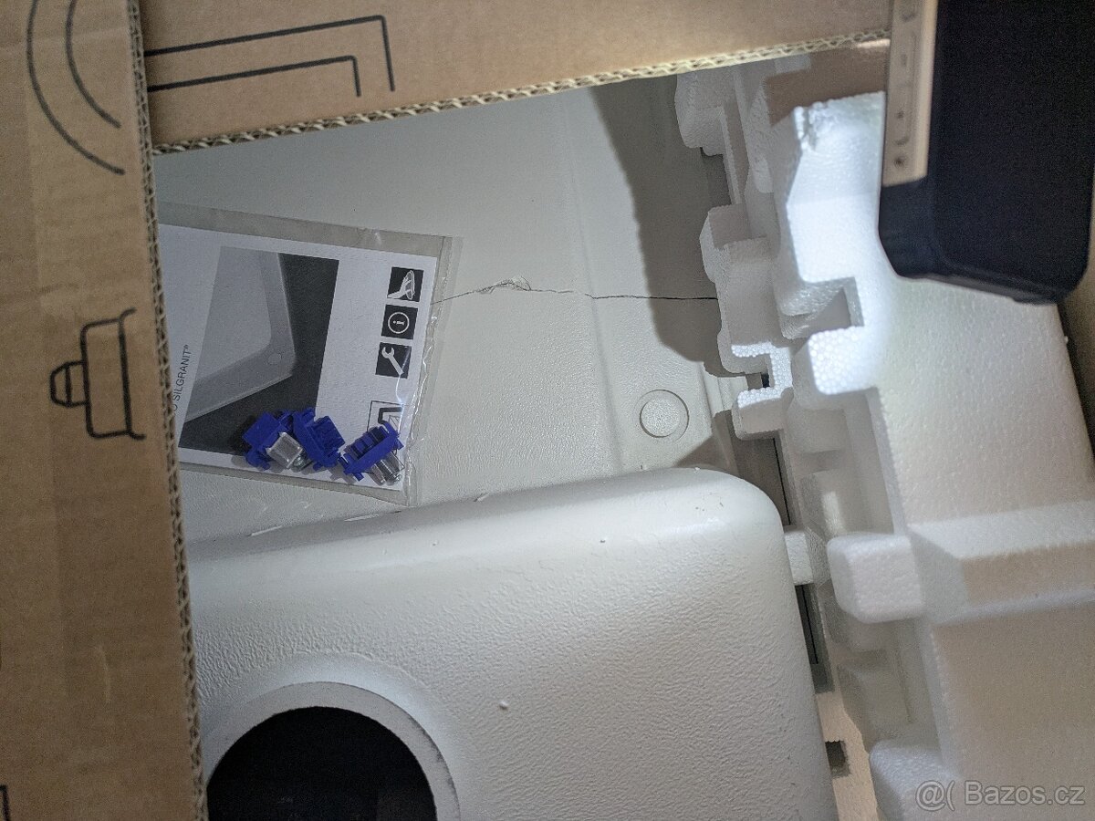 Prasklý siligranitový dřez